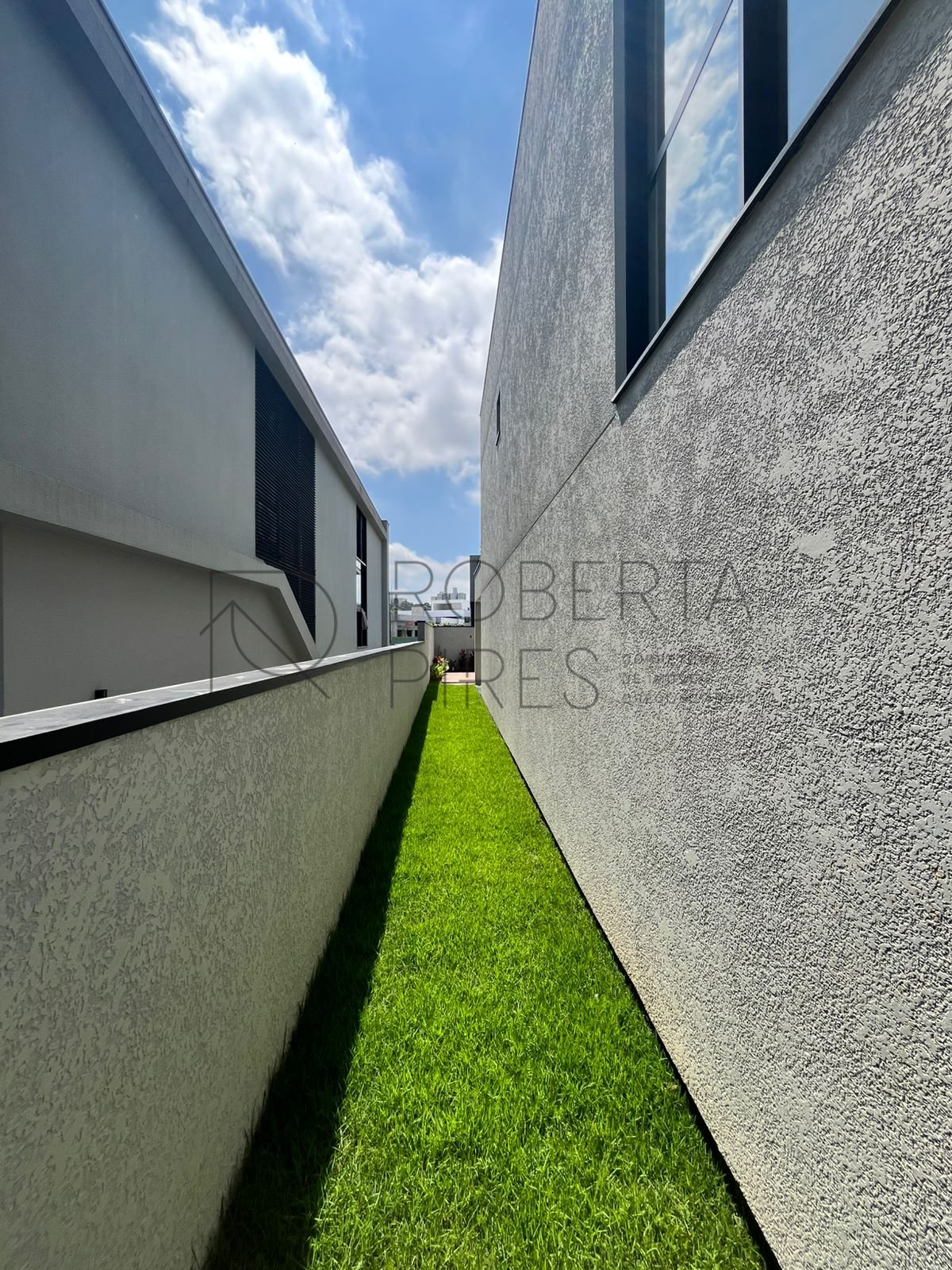 Casa alto padrão no condomínio Caledônia, Bairro Santa Regina. – foto 10